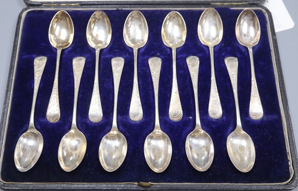 A cased set of twelver George V silver teaspoons, Sheffield, 1910, 6.5 oz.
